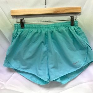 Nike Women's Modern Embossed Tempo Shorts Small